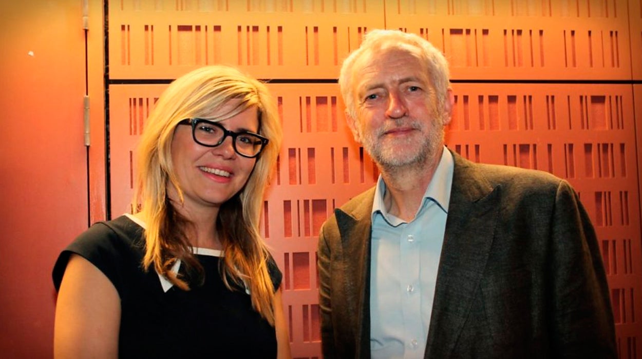El tremendo apuro que le hizo pasar una periodista a Jeremy Corbyn durante una entrevista El tremendo apuro que le hizo pasar una periodista a Jeremy Corbyn durante una entrevista