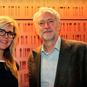 La periodista Emma Barnett con el candidato laborista Jeremy Corbyn