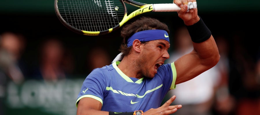 Rafa Nadal golpea la bola en su partido contra Haase Rafa Nadal golpea la bola en su partido contra Haase