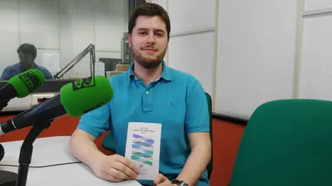Eduardo García Salueña en los estudios de Onda Cero Gijón Presentación del XX Festival de Música Antigua