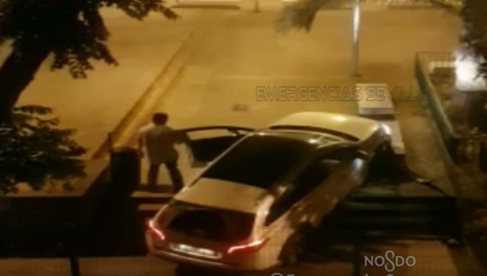 Captura del vídeo en la que se ve al hombre ebrio tratando de subir unas escalinatas con su coche