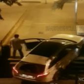 Captura del vídeo en la que se ve al hombre ebrio tratando de subir unas escalinatas con su coche