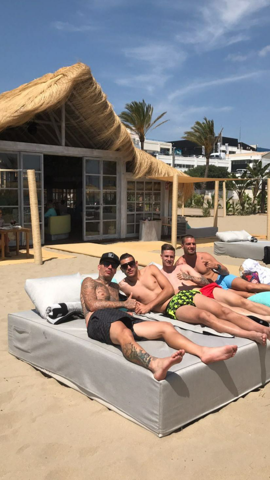 Theo Hernández deja plantada a Francia por irse a la playa con sus amigos Theo Hernández deja plantada a Francia por irse a la playa con sus amigos