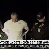 Frame 16.702857 de: El momento de la detención de Tiger Woods: desorientado, descalzo, sin habla...
