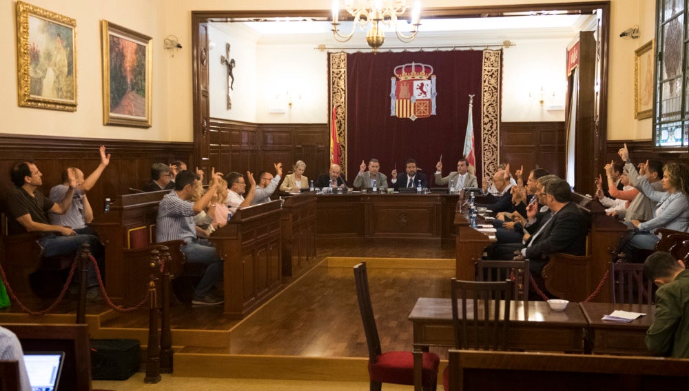 Este pleno extraordinario tiene por objeto el “dar respuesta dentro del Plan Castellón 135 a todos aquellos ayuntamientos que han solicitado obras que por su temporalidad tienen un carácter urgente.