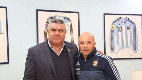 Sampaoli, con el ch&aacute;ndal de la albiceleste