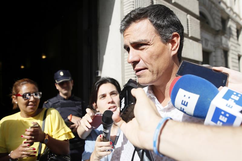 Pedro Sánchez: "La dimisión de Moix llega tarde y mal" Pedro Sánchez: "La dimisión de Moix llega tarde y mal"