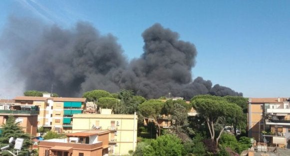 Un incendio cerca del Vaticano provoca una enorme columna de humo Un incendio cerca del Vaticano provoca una enorme columna de humo