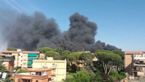 Columna de humo en Roma tras el incendio de un dep&oacute;sito de coches cerca del Vaticano
