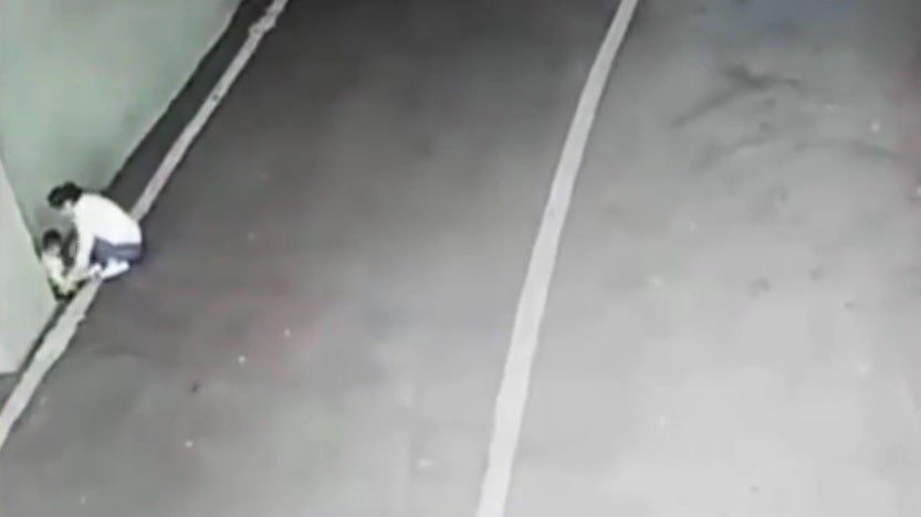 Una cámara de seguridad capta el momento en el que una madre abandona a su bebé en un garaje Una cámara de seguridad capta el momento en el que una madre abandona a su bebé en un garaje