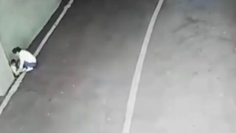 Una mujer abandona a su beb&eacute; en un parking