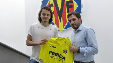 El nuevo delantero del Villarreal, Enes &Uuml;nal