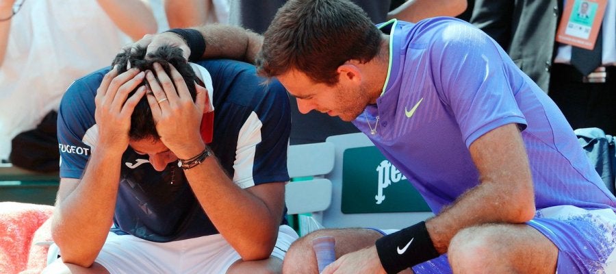 Del Potro consuela a Almagro tras su lesión Del Potro consuela a Almagro tras su lesión