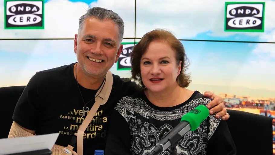 Lucía Galán, Pimpinela, con Juan Ramón Lucas durante una entrevista en Más de uno Lucía Galán, Pimpinela, con Juan Ramón Lucas durante una entrevista en Más de uno