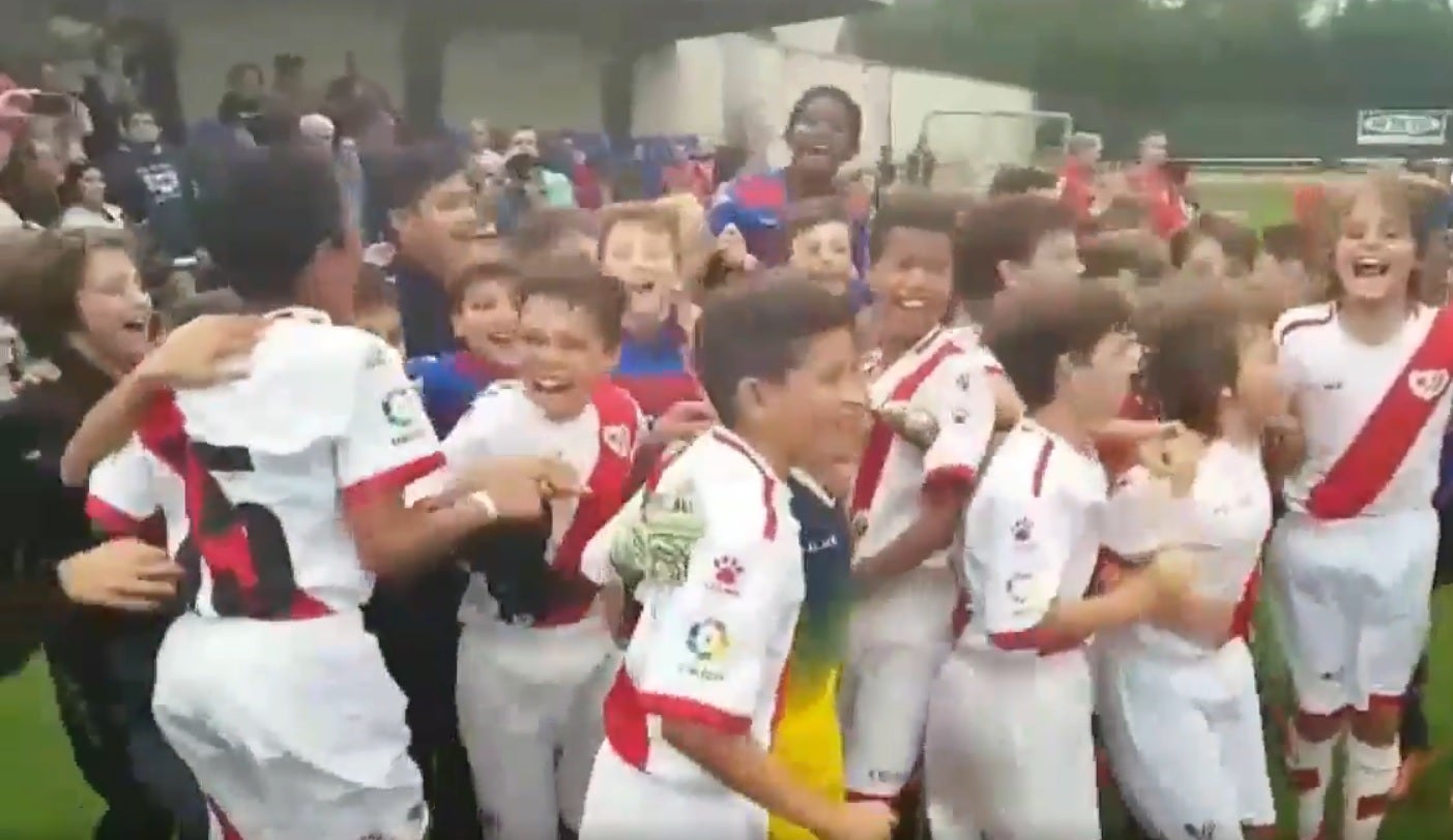 La gran lección de deportividad de los niños del Leioa tras perder una final contra el Rayo Vallecano La gran lección de deportividad de los niños del Leioa tras perder una final contra el Rayo Vallecano