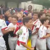 Los alevines del Rayo celebran el trofeo junto a sus rivales de la final