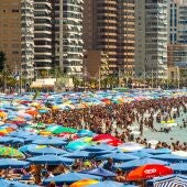 Playa de Benidorm en temporada alta 