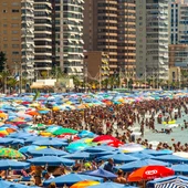 Playa de Benidorm en temporada alta Playa de Benidorm en temporada alta
