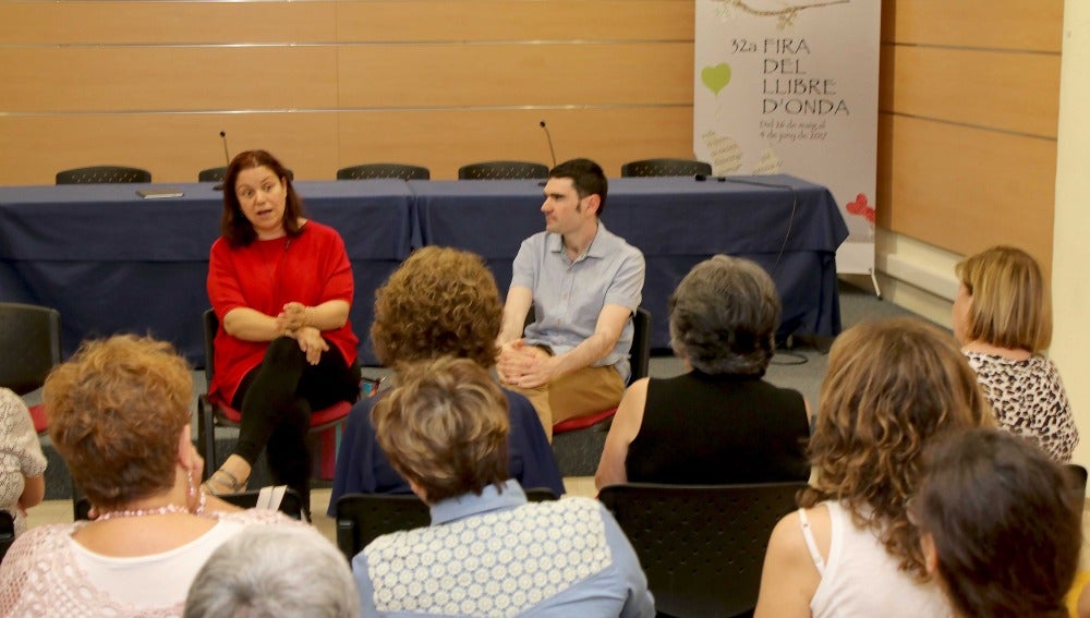 La escritora Care Santos, quien ha presentado su libro ‘Media Vida’, acompañada del teniente de alcalde de Promoción Cultural, Lluís Pastor. 