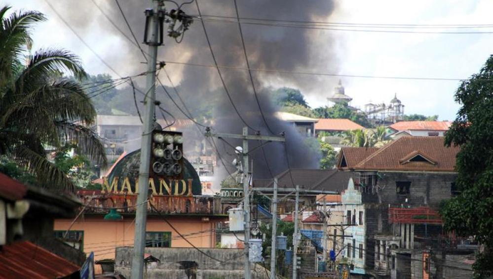Humo saliendo de las casas tras un ataque aéreo en la ciudad de Marawi