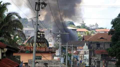 Humo saliendo de las casas tras un ataque a&eacute;reo en la ciudad de Marawi