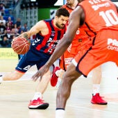 Laprovittola entra a canasta ante la defensa del Valencia Basket