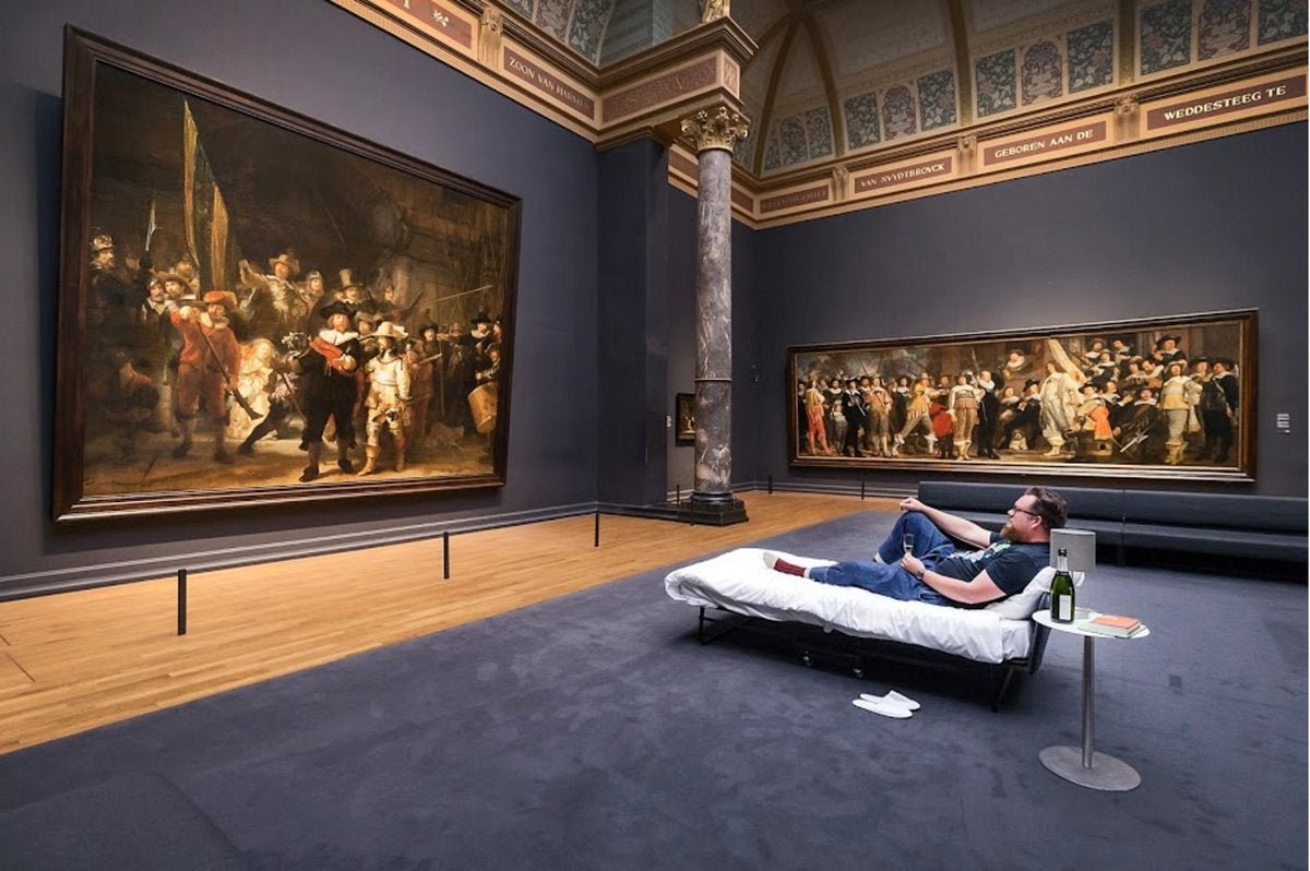 Un profesor de arte gana el derecho a dormir con 'La ronda de noche' de Rembrandt Un profesor de arte gana el derecho a dormir con 'La ronda de noche' de Rembrandt