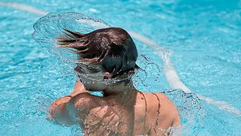 Ducharse antes de bañarse en la piscina es fundamental Ducharse antes de bañarse en la piscina es fundamental