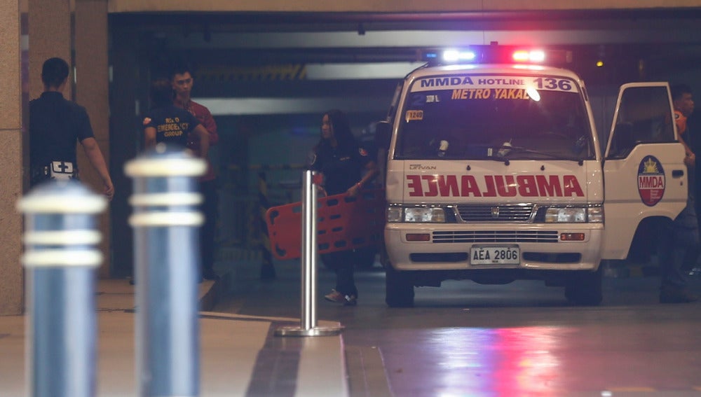 Una ambulancia afuera del hotel del Resorts World Manila