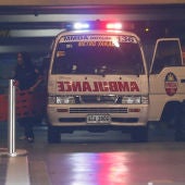 Una ambulancia afuera del hotel del Resorts World Manila