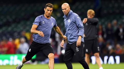 Zidane en un momento del entrenamiento en Cardiff con Cristiano Ronaldo