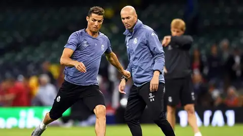Zidane en un momento del entrenamiento en Cardiff con Cristiano Ronaldo Zidane en un momento del entrenamiento en Cardiff con Cristiano Ronaldo