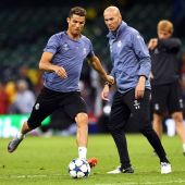 Zidane en un momento del entrenamiento en Cardiff con Cristiano Ronaldo