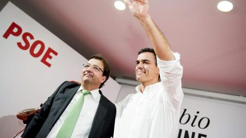 El secretario general del PSOE, Pedro S&aacute;nchez (d), junto al presidente de la Junta de Extremadura, Guillermo Fern&aacute;ndez Vara
