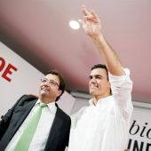 El secretario general del PSOE, Pedro Sánchez (d), junto al presidente de la Junta de Extremadura, Guillermo Fernández Vara