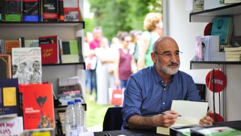 Fernando Aramburu firmando ejemplares de 'Patria' en la Feria del Libro de Madrid