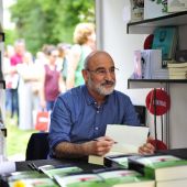 Fernando Aramburu firmando ejemplares de 'Patria' en la Feria del Libro de Madrid