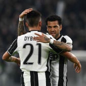 Dybala y Alves celebran un gol