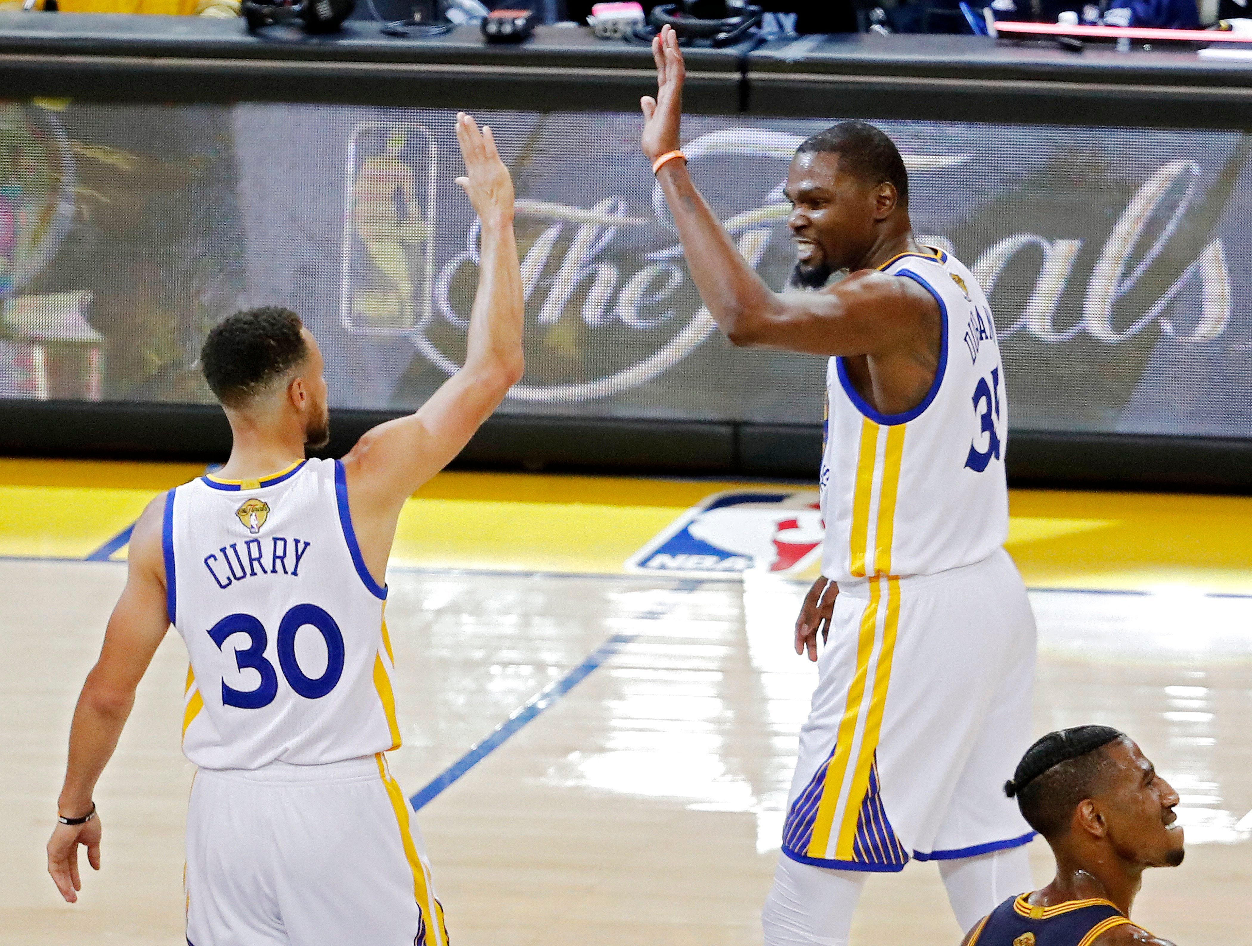 Curry y Durant lideran la primera victoria de los Warriors ante los Cavaliers en la final Curry y Durant lideran la primera victoria de los Warriors ante los Cavaliers en la final