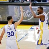 Kevin Durant y Stephen Curry celebran la victoria de los Warriors