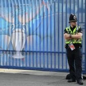 Un policía de Gales vigila los alrededores del Millennium Stadium