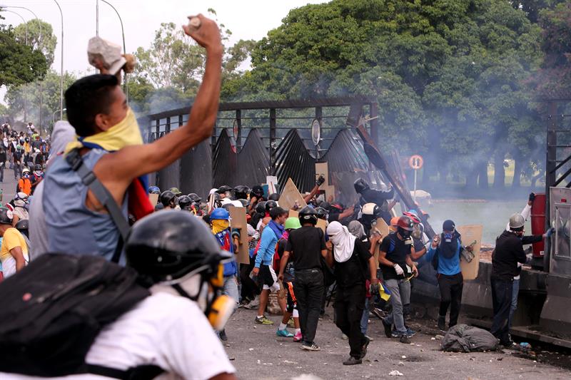 Muere un joven tras ser "golpeado, acuchillado y quemado vivo por manifestantes" en una protesta en Venezuela Muere un joven tras ser "golpeado, acuchillado y quemado vivo por manifestantes" en una protesta en Venezuela