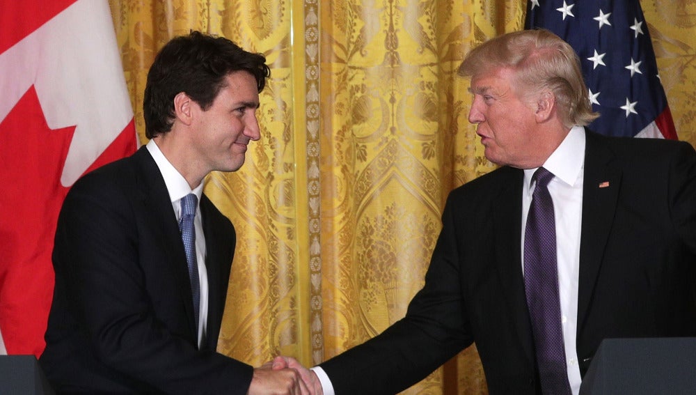 Justin Trudeau saluda a Donald Trump