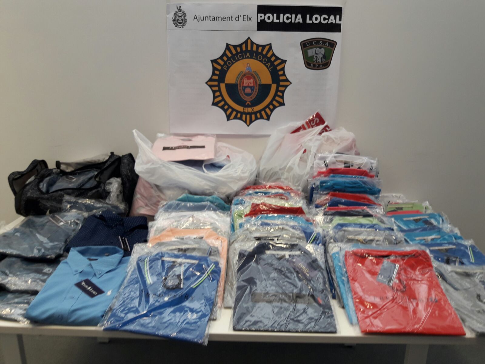 La Policía Local de Elche sorprende a un hombre con 250 productos falsificados de ropa La Policía Local de Elche sorprende a un hombre con 250 productos falsificados de ropa