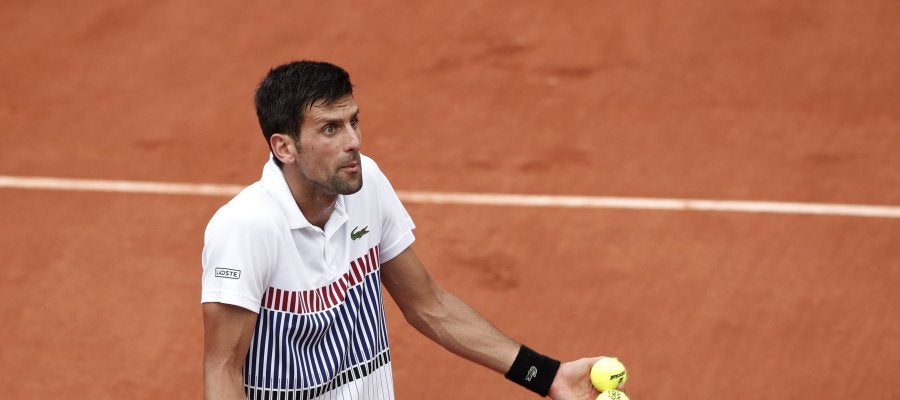 Novak Djokovic conversa con el árbitro durante el partido de tercera ronda de Roland Garros ante el argentino Diego Schwartzma Novak Djokovic conversa con el árbitro durante el partido de tercera ronda de Roland Garros ante el argentino Diego Schwartzma