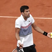 Novak Djokovic conversa con el árbitro durante el partido de tercera ronda de Roland Garros ante el argentino Diego Schwartzma Novak Djokovic conversa con el árbitro durante el partido de tercera ronda de Roland Garros ante el argentino Diego Schwartzma