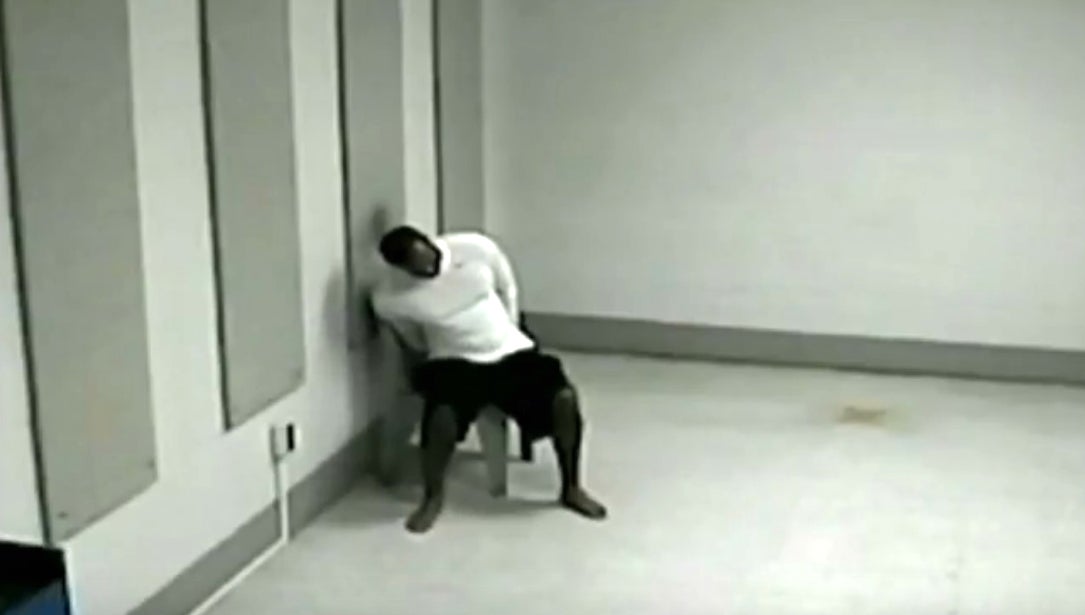 Salen a la luz nuevas imágenes del lamentable estado de Tiger Woods en la comisaría tras su detención Salen a la luz nuevas imágenes del lamentable estado de Tiger Woods en la comisaría tras su detención