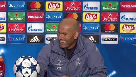 Zidane, sonriente durante la rueda de prensa Zidane, sonriente durante la rueda de prensa