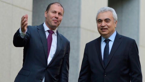 El director ejecutivo de la Agencia Internacional de la Energ&iacute;a, Fatih Birol, y el ministro australiano de Recursos, Josh Frydenberg 