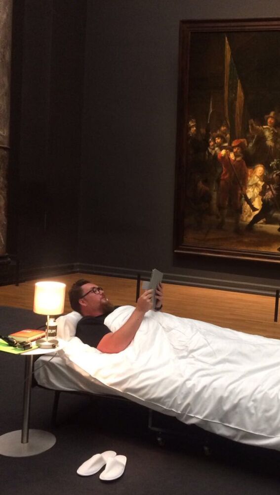 Durmiendo con 'La ronda nocturna' de Rembrandt 